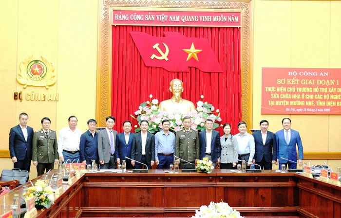 Đại tướng Tô Lâm, Bí thư Đảng ủy Công an Trung ương, Bộ trưởng Bộ Công an (Thứ 6 từ trái sang) và Thống đốc Ngân hàng nhà nước Việt Nam Lê Minh Hưng (thứ 5 từ trái sang) chụp ảnh cùng một số đại biểu dự buổi làm việc.