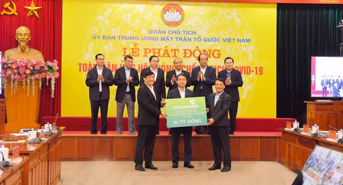 Thủ tướng Nguyễn Xuân Phúc và các đại biểu chứng kiến Ngân hàng Thương mại cổ phần Ngoại thương Việt Nam (Vietcombank) ủng hộ 10 tỷ cho công tác phòng, chống dịch Covid – 19.