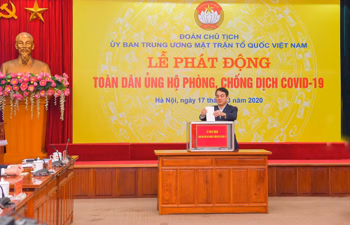 Cá nhân đồng chí Nghiêm Xuân Thành – Ủy viên Ban chấp hành Đảng bộ Khối Doanh nghiệp Trung ương, Bí thư Đảng ủy, Chủ tịch Hội đồng quản trị Ngân hàng Thương mại cổ phần Ngoại thương Việt Nam ủng hộ tại sự kiện.