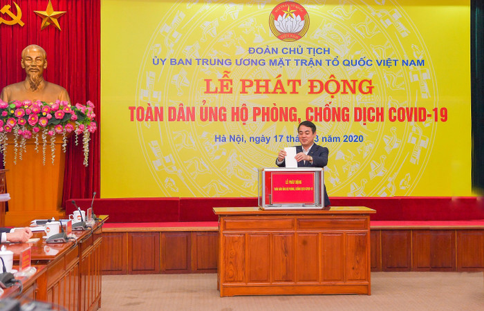 Cá nhân đồng chí Nghiêm Xuân Thành – Ủy viên Ban chấp hành Đảng bộ Khối Doanh nghiệp Trung ương, Bí thư Đảng ủy, Chủ tịch Hội đồng quản trị Ngân hàng Thương mại cổ phần Ngoại thương Việt Nam ủng hộ tại sự kiện.