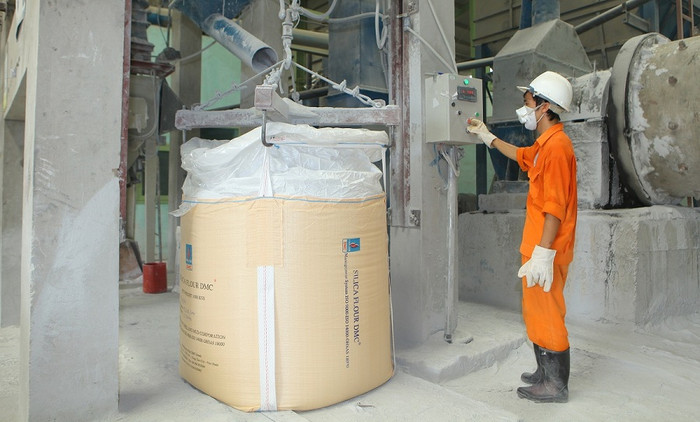 Sản phẩm Silicar Flour tại nhà máy hóa phẩm Dầu khí Cái Mép. Sản phẩm Silicar Flour tại nhà máy hóa phẩm Dầu khí Cái Mép.