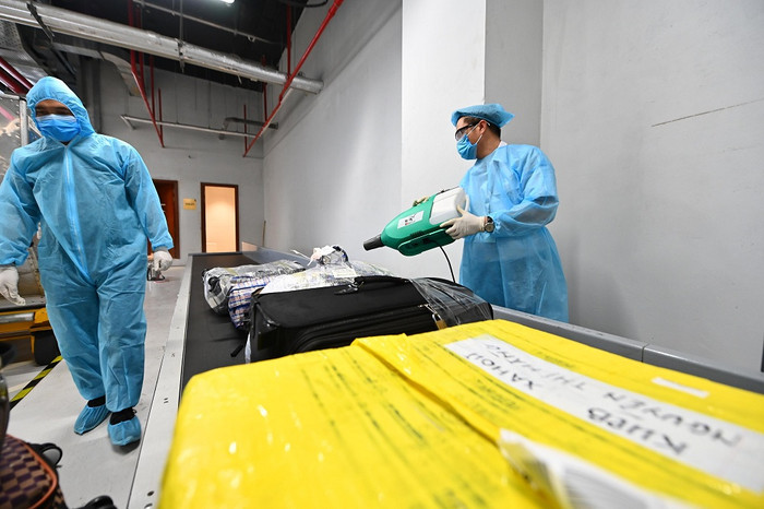 Phun xịt khử trùng hành lý ký gửi.