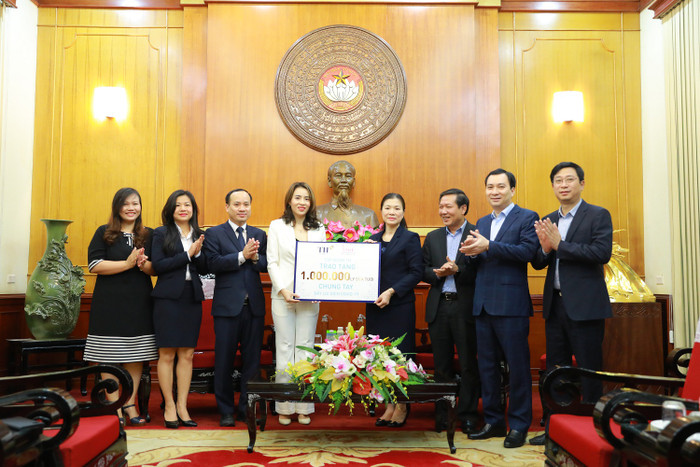 TH tặng 1 triệu ly sữa tươi cho người cách ly, y bác sĩ phòng chống dịch Covid-19. TH tặng 1 triệu ly sữa tươi cho người cách ly, y bác sĩ phòng chống dịch Covid-19.