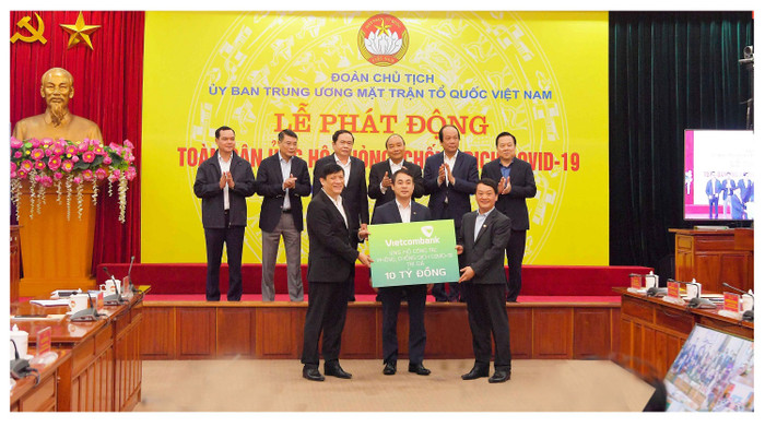 Thủ tướng Nguyễn Xuân Phúc và các đại biểu chứng kiến Vietcombank ủng hộ 10 tỷ đồng cho công tác phòng, chống COVID-19. Thủ tướng Nguyễn Xuân Phúc và các đại biểu chứng kiến Vietcombank ủng hộ 10 tỷ đồng cho công tác phòng, chống COVID-19.