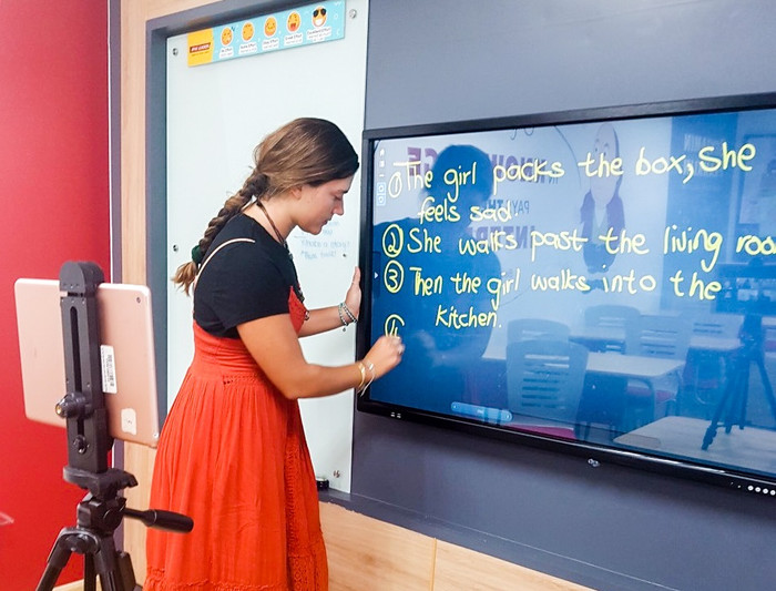 Giáo viên bản ngữ tại Apax Leaders giảng dạy lớp học trực tuyến ESL-LIVE. Giáo viên bản ngữ tại Apax Leaders giảng dạy lớp học trực tuyến ESL-LIVE.