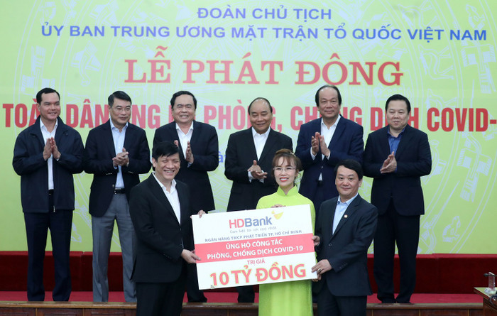 Lãnh đạo HDBank trao hỗ trợ công tác phòng chống dịch Covid-19 và ủng hộ đồng bào bị thiệt hại do hạn hán, xâm nhập mặn. Lãnh đạo HDBank trao hỗ trợ công tác phòng chống dịch Covid-19 và ủng hộ đồng bào bị thiệt hại do hạn hán, xâm nhập mặn.