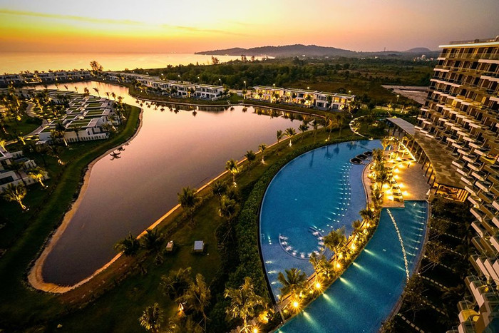 Vẻ đẹp nên thơ, tuyệt sắc của Mövenpick Resort Waverly Phú Quốc khi đón hoàng hôn. Vẻ đẹp nên thơ, tuyệt sắc của Mövenpick Resort Waverly Phú Quốc khi đón hoàng hôn.