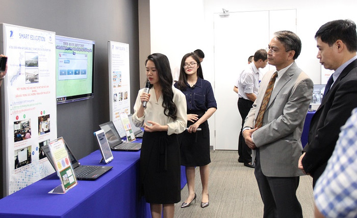 Lớp học thông minh khuyến khích khả năng sáng tạo của các em nhỏ. Lớp học thông minh khuyến khích khả năng sáng tạo của các em nhỏ.