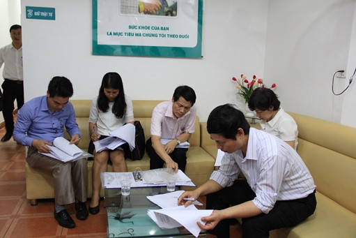 Đoàn kiểm tra kiểm tra hồ sơ pháp lý của Phòng khám Đa khoa Thiên Tâm.