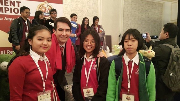 Nguyễn Minh Diệp và Nguyễn Vũ Huyền Trang (từ phải qua trái) - hai học sinh Vinschool đã giành Huy chương vàng thành tích cá nhân trong Vòng chung kết tổ chức tháng 11/2016 tại Đại học Yale (Hoa Kỳ). Các em chụp ảnh với ông Daniel Berdichevsky – người sáng lập và khởi xướng cuộc thi. Nguyễn Minh Diệp và Nguyễn Vũ Huyền Trang (từ phải qua trái) - hai học sinh Vinschool đã giành Huy chương vàng thành tích cá nhân trong Vòng chung kết tổ chức tháng 11/2016 tại Đại học Yale (Hoa Kỳ). Các em chụp ảnh với ông Daniel Berdichevsky – người sáng lập và khởi xướng cuộc thi.