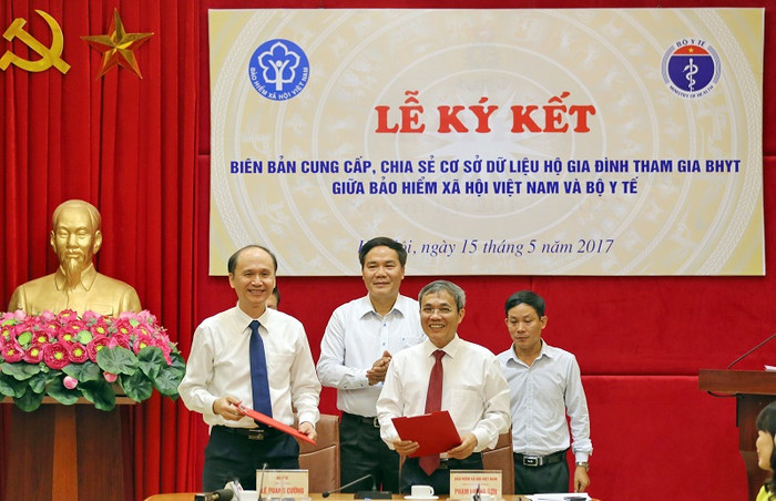 Phó Tổng Giám đốc BHXH Việt Nam - ông Phạm Lương Sơn và Thứ trưởng Bộ Y tế - ông Lê Quang Cường ký và bàn giao biên bản. ảnh: HP. Phó Tổng Giám đốc BHXH Việt Nam - ông Phạm Lương Sơn và Thứ trưởng Bộ Y tế - ông Lê Quang Cường ký và bàn giao biên bản. ảnh: HP.