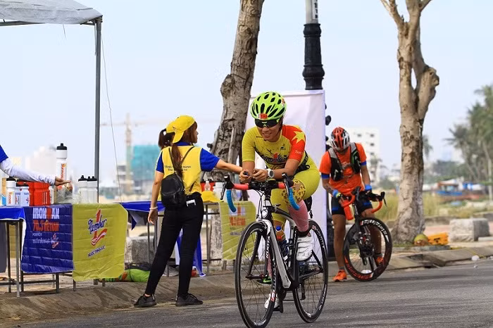 Bông hồng thép” Vũ Phương Thanh thực hiện phần thi đua xe đạp