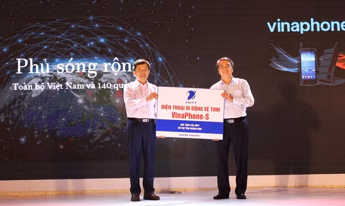 Ông Trần Mạnh Hùng - Chủ tịch Hội đồng Thành viên VNPT trao tượng trưng 2 thiết bị di động vệ tinh VinaPhone–S cho đại diện Ủy ban Nhân dân tỉnh Quảng Bình – ông Nguyễn Hữu Hoài, Chủ tịch Ủy ban Nhân dân tỉnh Quảng Bình. Ông Trần Mạnh Hùng - Chủ tịch Hội đồng Thành viên VNPT trao tượng trưng 2 thiết bị di động vệ tinh VinaPhone–S cho đại diện Ủy ban Nhân dân tỉnh Quảng Bình – ông Nguyễn Hữu Hoài, Chủ tịch Ủy ban Nhân dân tỉnh Quảng Bình.