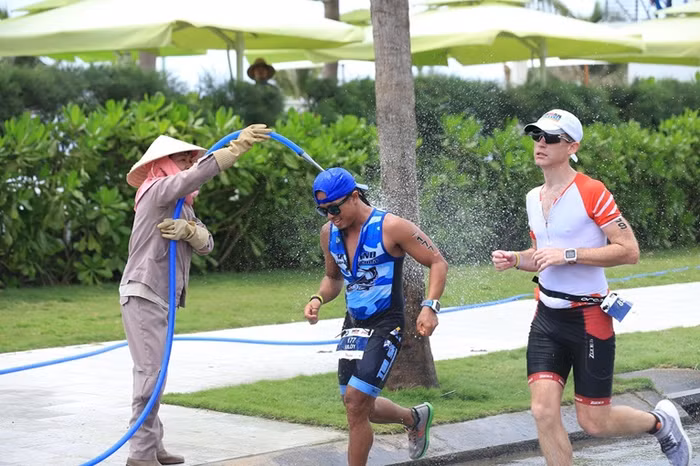 Thời tiết nắng nóng gây khó khăn không nhỏ cho các vận động viên