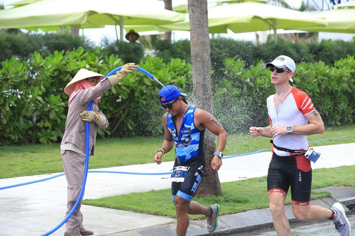 Thời tiết nắng nóng gây khó khăn không nhỏ cho các vận động viên Thời tiết nắng nóng gây khó khăn không nhỏ cho các vận động viên