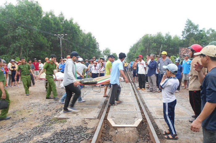 Tai nạn đường sắt nghiêm trọng tại huyện Tuy Phước tỉnh Bình Định làm 4 người chết, 2 người bị thương. ảnh: VOV. Tai nạn đường sắt nghiêm trọng tại huyện Tuy Phước tỉnh Bình Định làm 4 người chết, 2 người bị thương. ảnh: VOV.