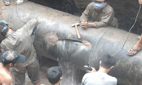 Đường nước sông Đà vỡ nhiều lần, gây hậu quả nghiêm trọng. ảnh: Hồng Liên. Đường nước sông Đà vỡ nhiều lần, gây hậu quả nghiêm trọng. ảnh: Hồng Liên.