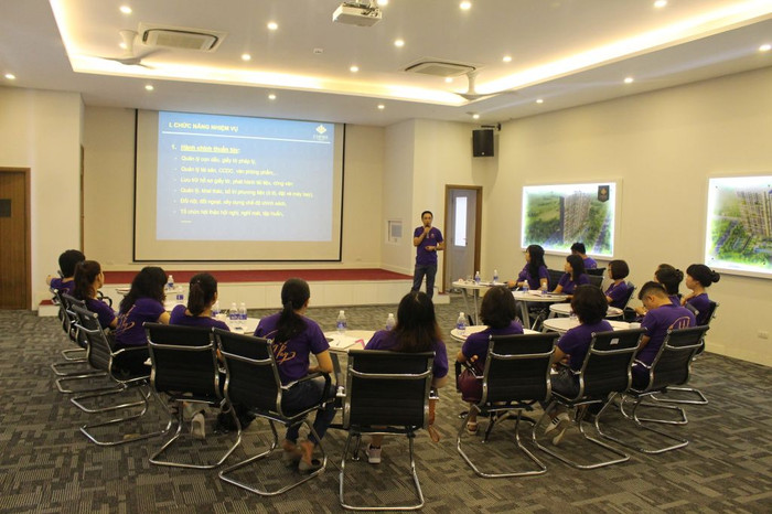 Tại Empire Group, nhân sự sẽ được trải nghiệm môi trường làm việc chuyên nghiệp, thường xuyên tham gia các buổi đào tạo nâng cao kĩ năng làm việc Tại Empire Group, nhân sự sẽ được trải nghiệm môi trường làm việc chuyên nghiệp, thường xuyên tham gia các buổi đào tạo nâng cao kĩ năng làm việc