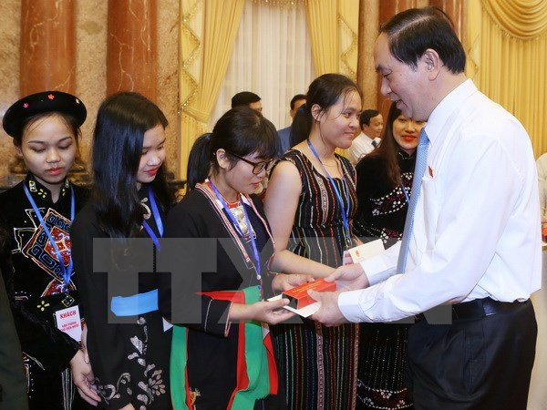 Chủ tịch nước Trần Đại Quang tặng quà cho các em học sinh, sinh viên tiêu biểu tại tỉnh Tuyên Quang năm 2016. ảnh: TTXVN. Chủ tịch nước Trần Đại Quang tặng quà cho các em học sinh, sinh viên tiêu biểu tại tỉnh Tuyên Quang năm 2016. ảnh: TTXVN.