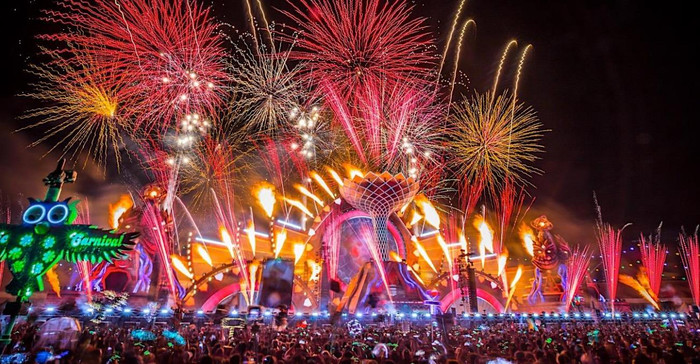 Khung cảnh sự kiện choáng ngợp đầy màu sắc tại EDC. Khung cảnh sự kiện choáng ngợp đầy màu sắc tại EDC.