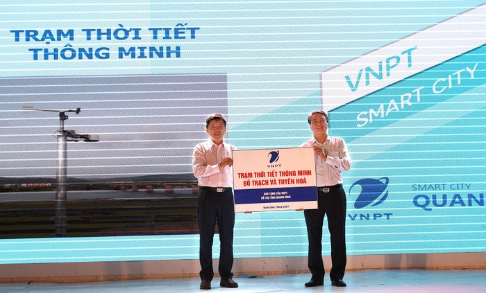 Đại diện cho VNPT, Chủ tịch HĐTV VNPT Trần Mạnh Hùng trao tượng trưng 02 trạm thời tiết thông minh cho đại diện UBND tỉnh Quảng Bình – ông Nguyễn Hữu Hoài, Chủ tịch UBND tỉnh Quảng Bình Đại diện cho VNPT, Chủ tịch HĐTV VNPT Trần Mạnh Hùng trao tượng trưng 02 trạm thời tiết thông minh cho đại diện UBND tỉnh Quảng Bình – ông Nguyễn Hữu Hoài, Chủ tịch UBND tỉnh Quảng Bình