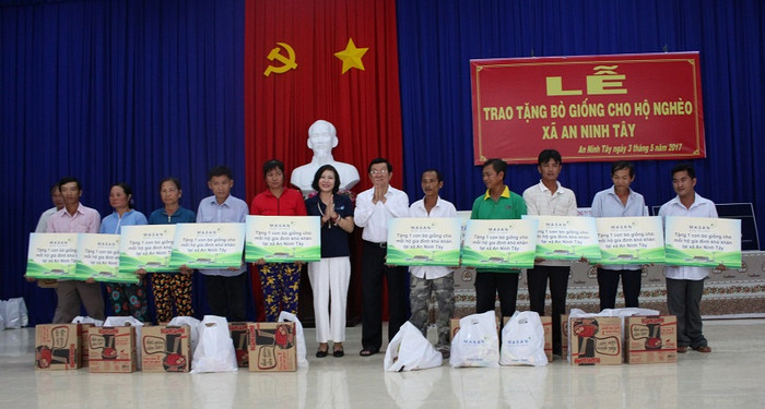 Masan Nutri-Science tặng bò giống cho người nghèo tỉnh Long An.