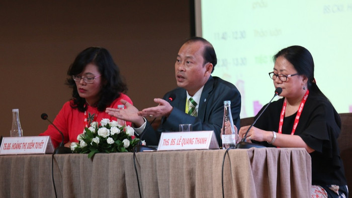 Các bác sĩ đầu ngành trình bày báo cáo tại hội nghị. Các bác sĩ đầu ngành trình bày báo cáo tại hội nghị.