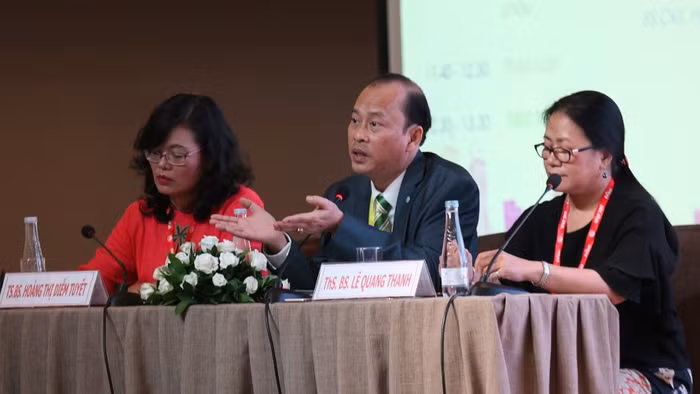 Các bác sĩ đầu ngành trình bày báo cáo tại hội nghị.