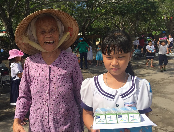 Niềm vui của bà khi cháu được nhận quà. Niềm vui của bà khi cháu được nhận quà.