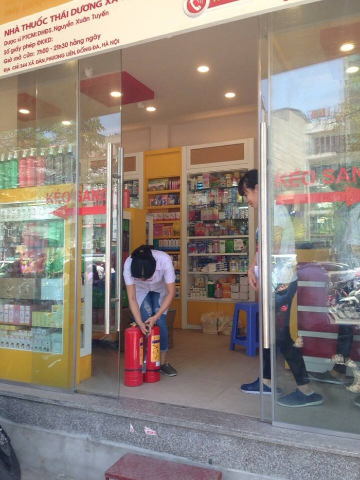 0Nữ dược sĩ bán thuốc tại Nhà thuốc Thái Dương thao tác xử lý đám cháy.