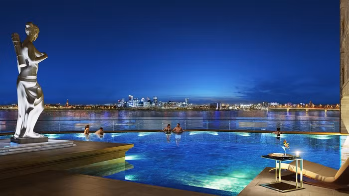 Tại D’. Le Roi Soleil, cư dân có cơ hội vừa bơi lội, thư giãn, vừa ngắm cảnh Hồ Tây trong trời nước mênh mông. Tại D’. Le Roi Soleil, cư dân có cơ hội vừa bơi lội, thư giãn, vừa ngắm cảnh Hồ Tây trong trời nước mênh mông.