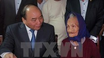 Thủ tướng Nguyễn Xuân Phúc thăm hỏi và tặng quà mẹ Nguyễn Thị Hân trong chuyến công tác ở Quảng Nam, tháng 1/2017. (Ảnh: Nguyễn Sơn/TTXVN). Thủ tướng Nguyễn Xuân Phúc thăm hỏi và tặng quà mẹ Nguyễn Thị Hân trong chuyến công tác ở Quảng Nam, tháng 1/2017. (Ảnh: Nguyễn Sơn/TTXVN).