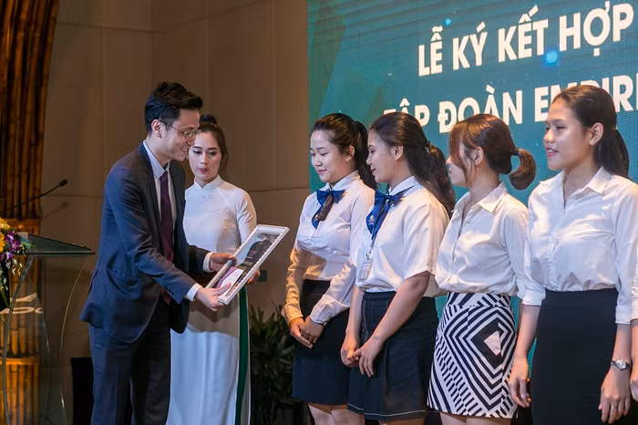 Đại diện Tập đoàn Empire trao học bổng cho sinh viên tiêu biểu,