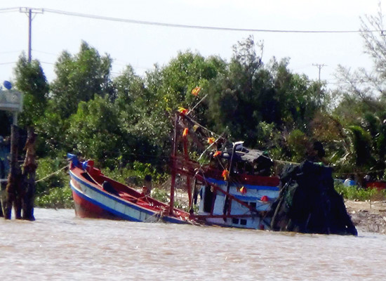 Chiếc tàu chở học sinh tham gia lễ hội Nghinh Ông gặp nạn vào ngày 6/4/2017. ảnh: Sài gòn Giải phóng. Chiếc tàu chở học sinh tham gia lễ hội Nghinh Ông gặp nạn vào ngày 6/4/2017. ảnh: Sài gòn Giải phóng.