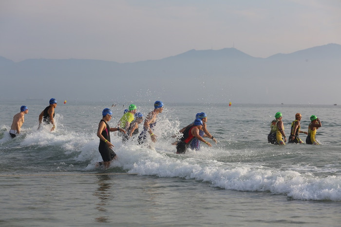 Đúng 6h20 phút các vận động viên bắt đầu xuất phát ở nội dung bơi. Đúng 6h20 phút các vận động viên bắt đầu xuất phát ở nội dung bơi.