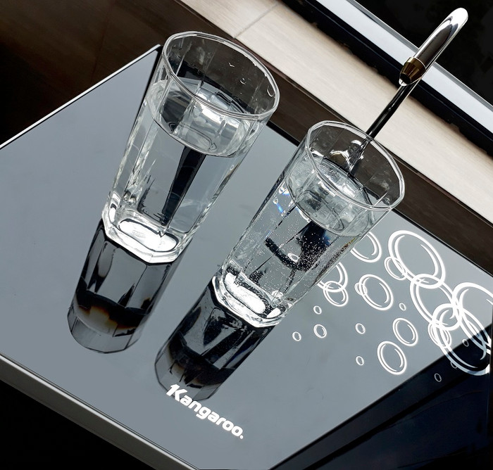 Nước Hydrogen nhiều bóng khí li ti bám vào thành cốc sau khi rót nước. Nước Hydrogen nhiều bóng khí li ti bám vào thành cốc sau khi rót nước.