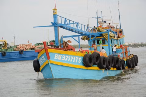 Hợp tác đưa tàu cá ra nước ngoài khai thác thủy sản sẽ góp phần hạn chế tình trạng tàu cá xâm phạm vùng biển nước ngoài đánh bắt hải sản trái phép. ảnh: Một chiếc tàu hành nghề lưới vây vươn khơi. (Ảnh: Báo Bà Rịa - Vũng Tàu).