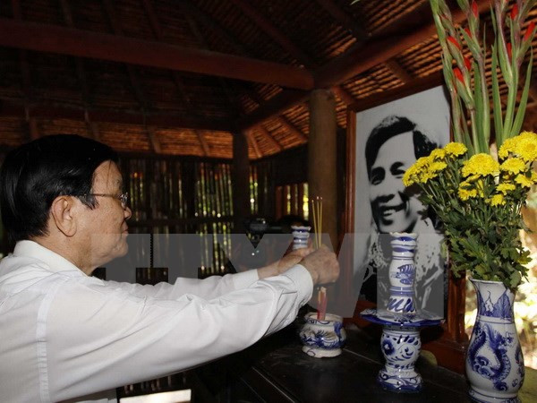 Chủ tịch nước Trương Tấn Sang thắp hương nguyên Tổng Bí thư Ban Chấp hành Trung ương Đảng Nguyễn Văn Linh tại Di tích lịch sử Căn cứ Trung ương Cục miền Nam. ảnh: ttxvn. Chủ tịch nước Trương Tấn Sang thắp hương nguyên Tổng Bí thư Ban Chấp hành Trung ương Đảng Nguyễn Văn Linh tại Di tích lịch sử Căn cứ Trung ương Cục miền Nam. ảnh: ttxvn.