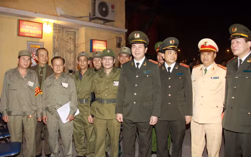 Đại tướng Trần Đại Quang chúc Tết và chụp ảnh lưu niệm với lực lượng dân phòng phường Cửa Nam (quận Hoàn Kiếm, TP Hà Nội). ảnh: CAND.