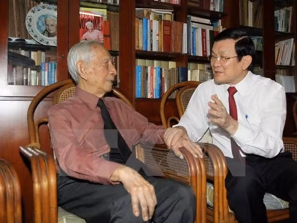 Chủ tịch nước chúc Tết nhà nghiên cứu Nguyễn Đình Đầu. ảnh: ttxvn.