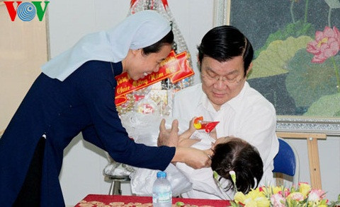 Chủ tịch nước thăm cơ sở bảo trợ trẻ em khuyết tật Thiên Phước (huyện Củ Chi, TP.HCM). ảnh: vov.