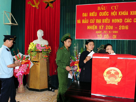 Người dân thể hiện quyền của mình thông qua lá phiếu bầu. Ảnh: TTXVN. Người dân thể hiện quyền của mình thông qua lá phiếu bầu. Ảnh: TTXVN.