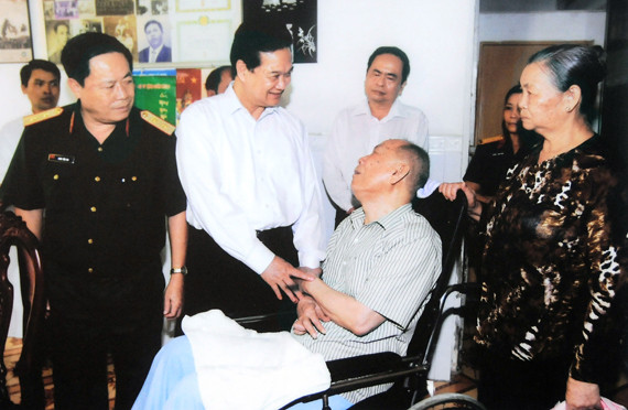 Thủ tướng Nguyễn Tấn Dũng đến thăm và tặng quà ông Huỳnh Xuân Quang, lão thành cách mạng ở phường Bùi Hữu Nghĩa, quận Bình Thủy, Thành phố Cần Thơ vào năm 2013. ảnh: THTG. Thủ tướng Nguyễn Tấn Dũng đến thăm và tặng quà ông Huỳnh Xuân Quang, lão thành cách mạng ở phường Bùi Hữu Nghĩa, quận Bình Thủy, Thành phố Cần Thơ vào năm 2013. ảnh: THTG.