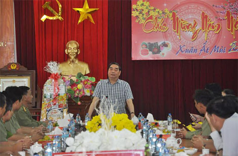 Ông Lê Hồng Anh chúc tết cán bộ, chiến sĩ Công an Hậu Giang. ảnh: CAND.