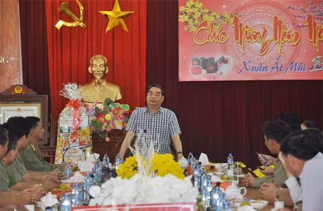 Ông Lê Hồng Anh chúc tết cán bộ, chiến sĩ Công an Hậu Giang. ảnh: CAND.