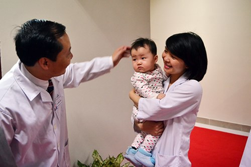 Bác sĩ Bệnh viện Nhi TW khám sức khỏe bệnh nhân. Bác sĩ Bệnh viện Nhi TW khám sức khỏe bệnh nhân.