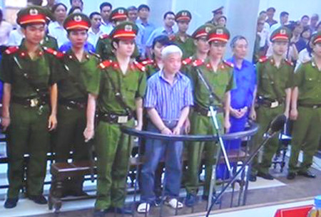 Nguyễn Đức Kiên từng bị còng chân khi đưa ra xét xử. nguồn ảnh: internet. Nguyễn Đức Kiên từng bị còng chân khi đưa ra xét xử. nguồn ảnh: internet.