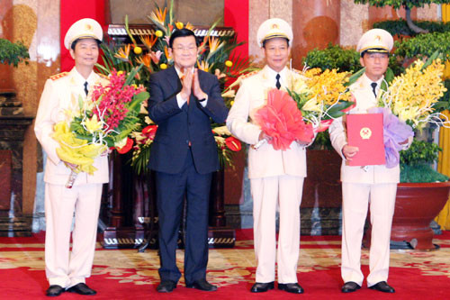 Chủ tịch nước Trương Tấn Sang chúc mừng các đồng chí Thứ trưởng Lê Quý Vương, Thứ trưởng Phạm Quý Ngọ, Thứ trưởng Trần Việt Tân được trao quyết định thăng hàm Thượng tướng. Chủ tịch nước Trương Tấn Sang chúc mừng các đồng chí Thứ trưởng Lê Quý Vương, Thứ trưởng Phạm Quý Ngọ, Thứ trưởng Trần Việt Tân được trao quyết định thăng hàm Thượng tướng.