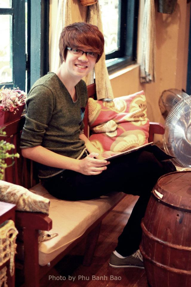 Dân mạng còn xôn xao vì vẻ thư sinh điển trai của chàng hoàng tử The Voice qua những bức hình được lan truyền trên mạng gần đây. Dân mạng còn xôn xao vì vẻ thư sinh điển trai của chàng hoàng tử The Voice qua những bức hình được lan truyền trên mạng gần đây.