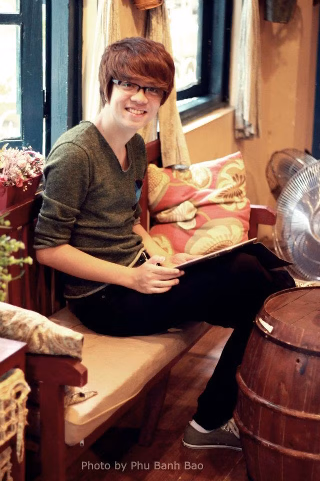 Dân mạng còn xôn xao vì vẻ thư sinh điển trai của chàng hoàng tử The Voice qua những bức hình được lan truyền trên mạng gần đây.